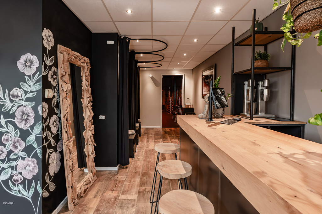 Interieurfotografie entree met bar en kleed ruimte