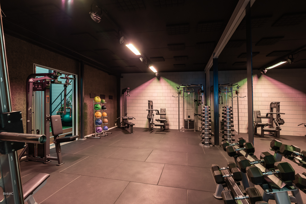 Interieurfotografie ruimte met fitness apparaten