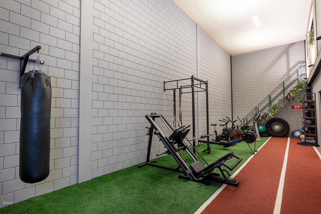 Interieurfotografie ruimte met fitness apparaten