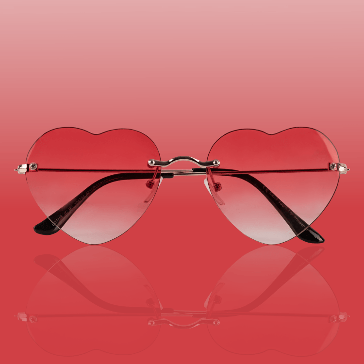 Productfoto, productfotografie, packshot, hartjes zonnebril met roze glazen op een rood roze achtergrond