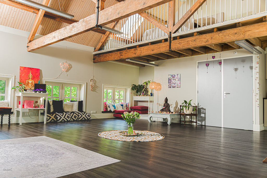 Interieurfoto, interieurfotografie grote ruimte met houten balken met spirituele afbeeldingen en beelden