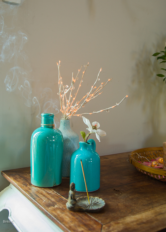 Interieurfoto, interieurfotografie lage tafel met groene vazen en wierrook