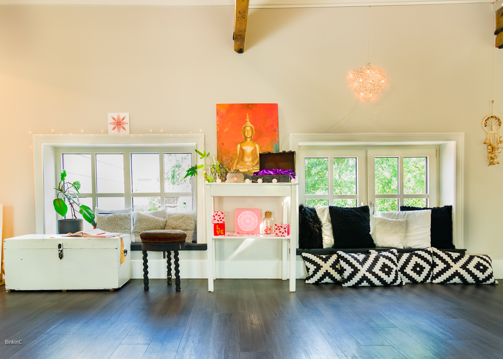 Interieurfoto, interieurfotografie ruimte met ramen met lichtinval en spirituele afbeeldingen en beelden