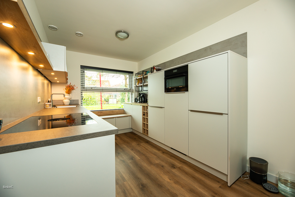 interieufotografie, interieurfoto keuken met aanrecht en kastenwand , raam met uitzicht naar een park