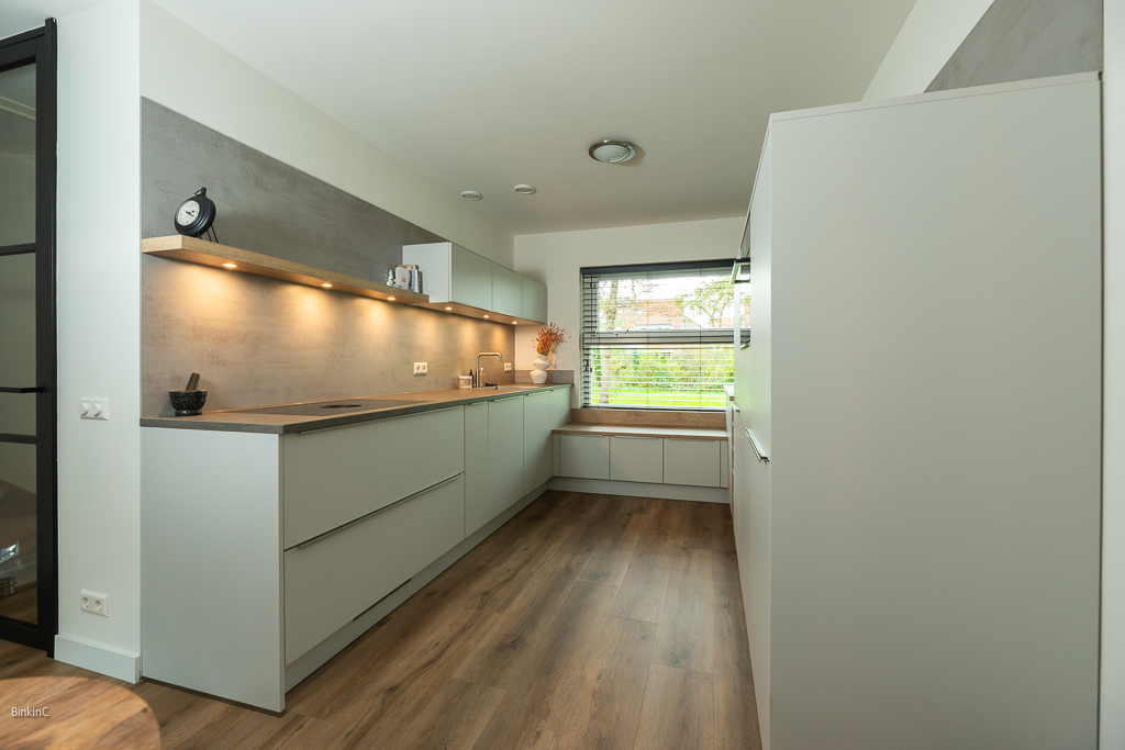 interieufotografie, interieurfoto keuken met aanrecht en kastenwand , raam met uitzicht naar een park