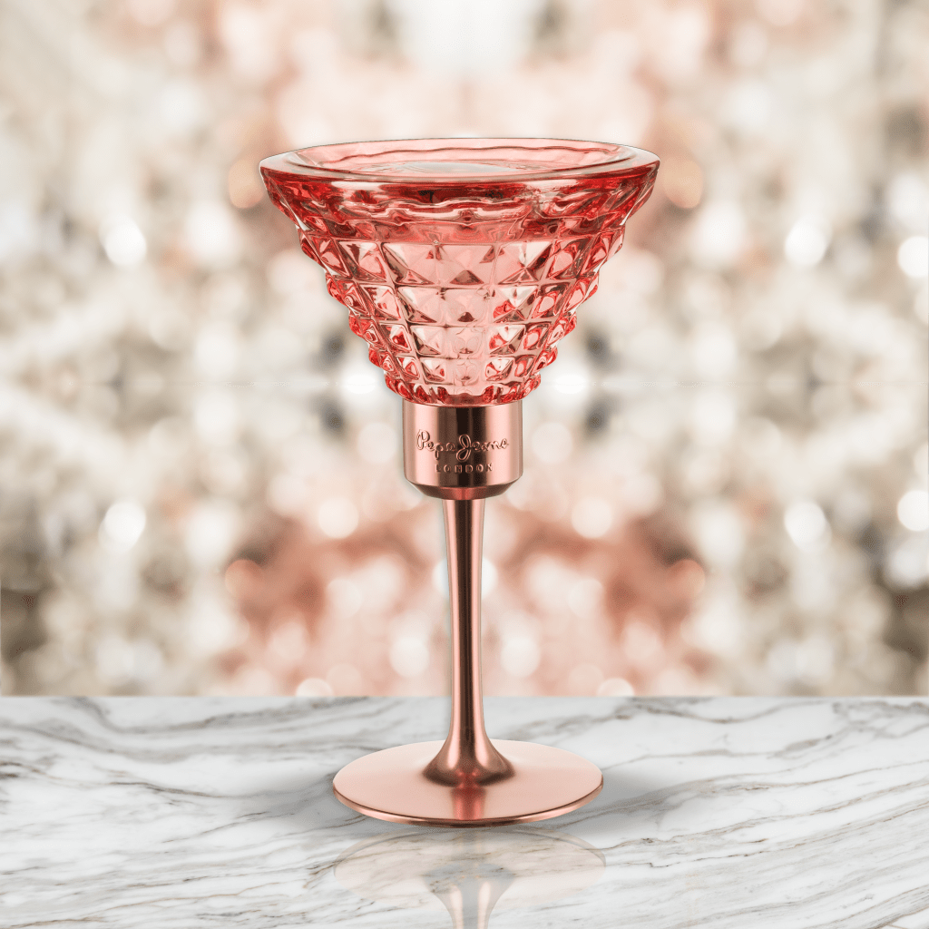 Productfoto, productfotografie, packshot Parfum fles in de vorm van een cocktail op een marmer ondergrond met wazige achtergrond